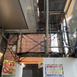 現場の「安全」と「品格」を守る。ビル改修やマンション大規模修繕における「仮囲い」 現場の「安全」と「品格」を守る。ビル改修やマンション大規模修繕における「仮囲い」